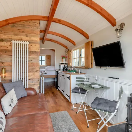 Holiday home Maes Shepherds Hut *